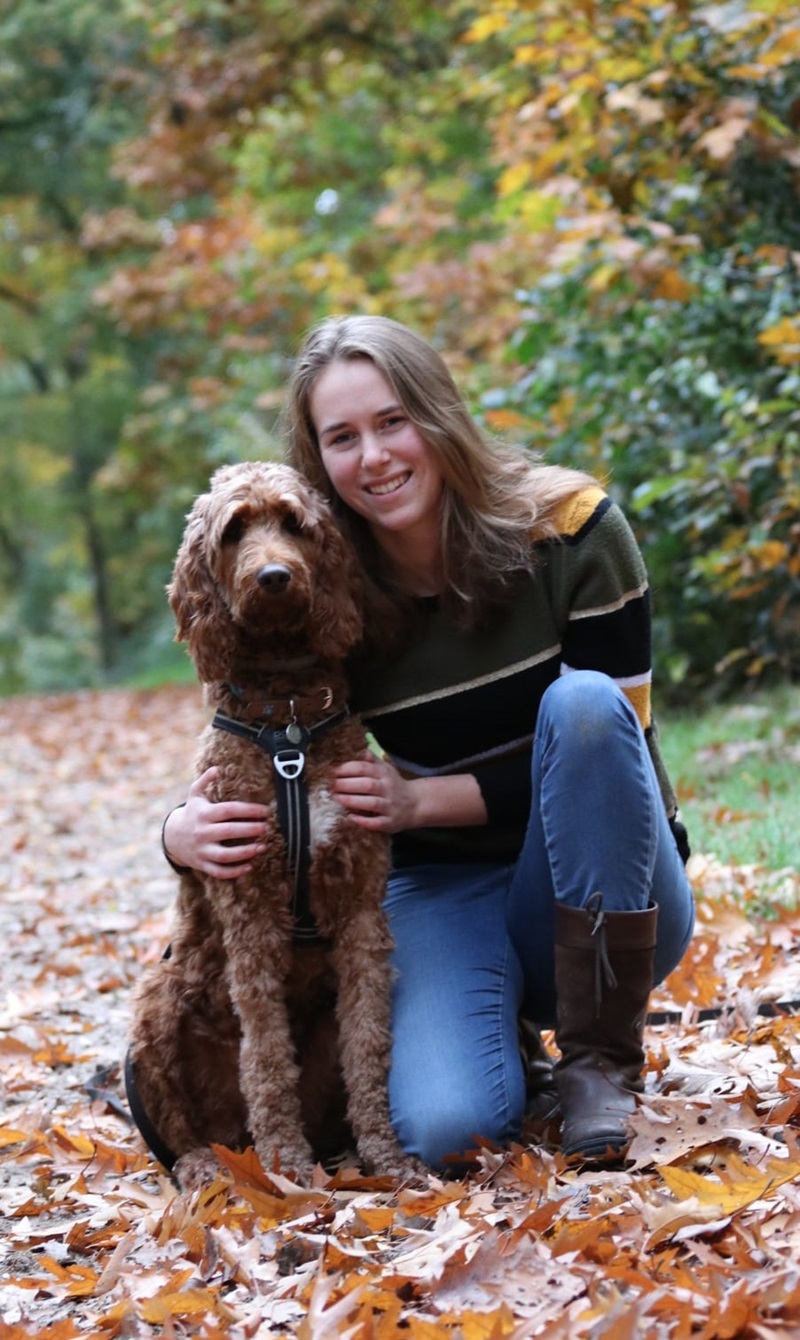 Een vrouw met haar Irish Doodle