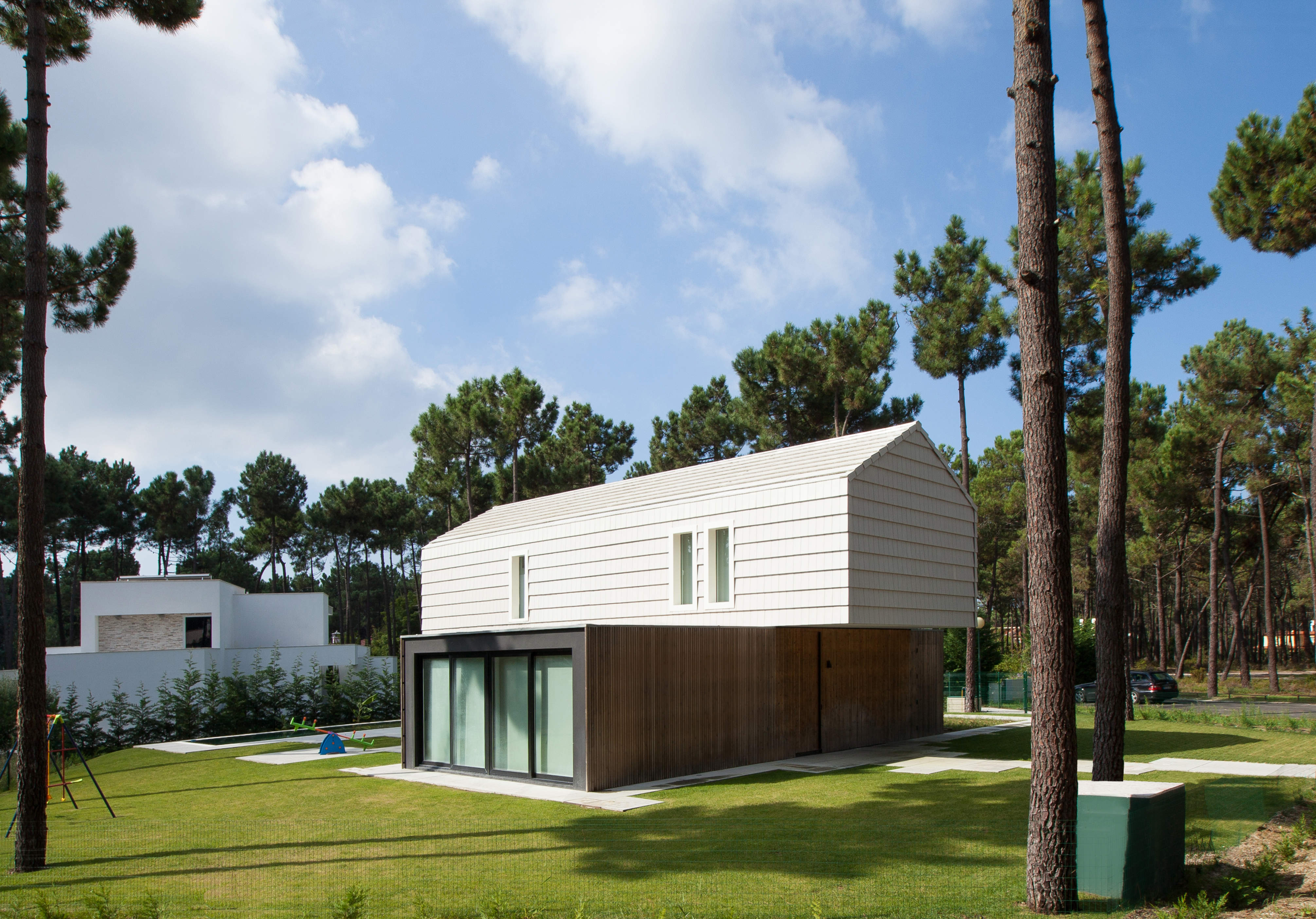 Stunning modular home with CS Plasma white tiled roof and facade cladding envelope