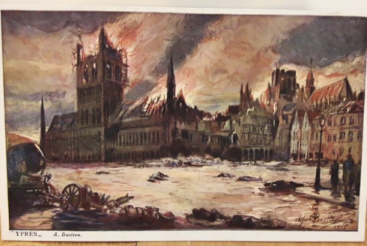 postkaart eerste wereldoorlog / Ieper stadhuis in vlammen .