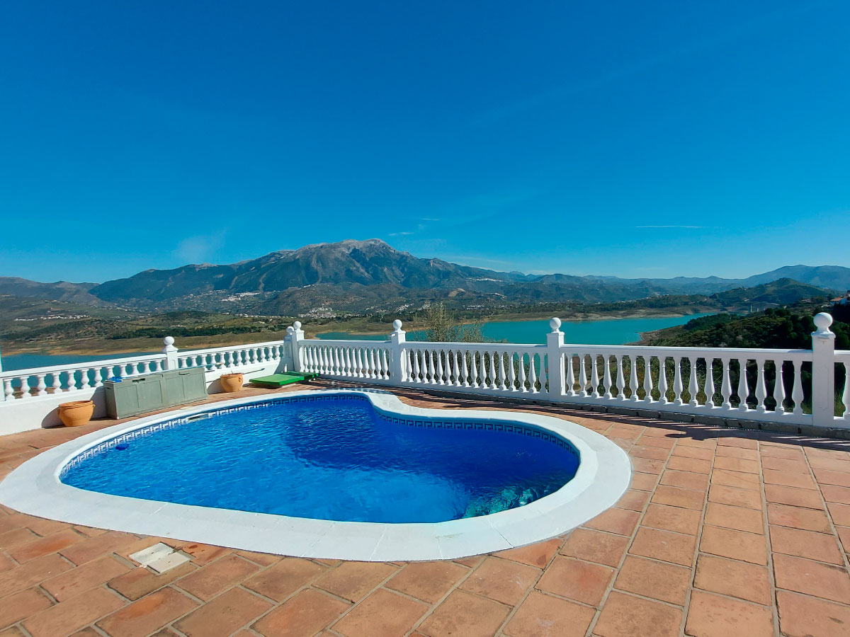 Privé zwembad met zicht op de Sierra Tejeda in Viñuela Malaga