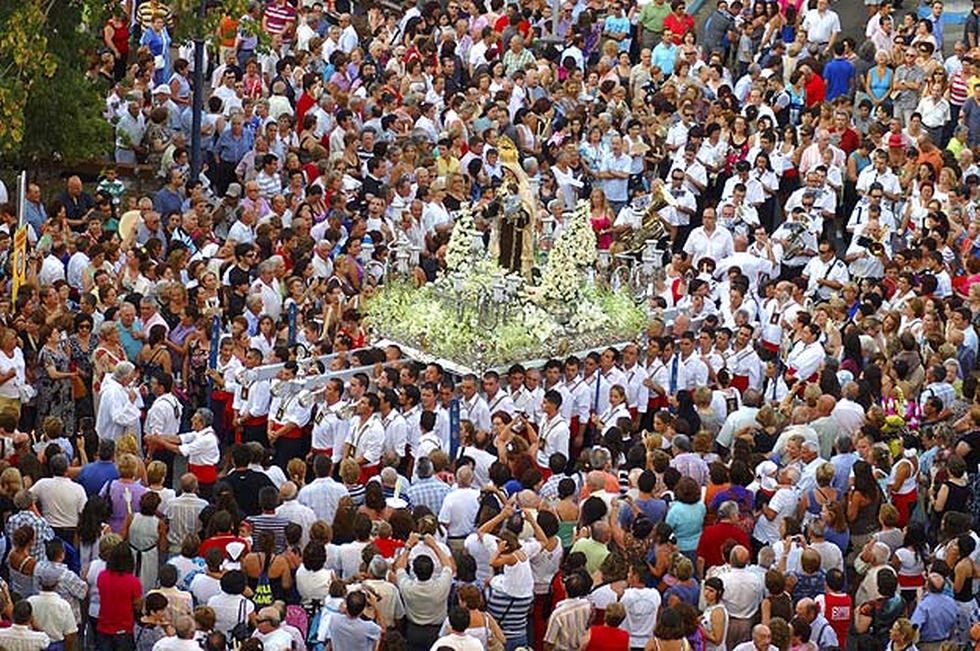 Malaga provincie viert Virgen del Carmen met processies door de straten en langs de kust
