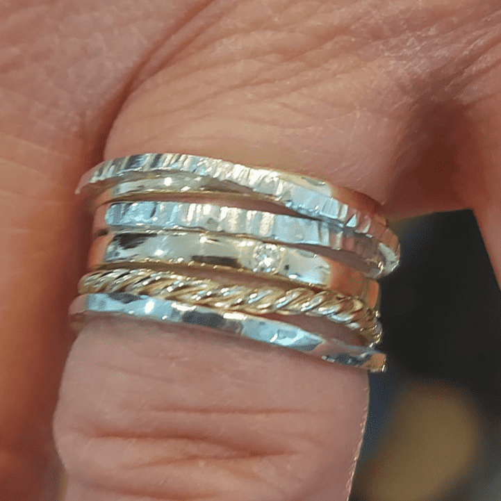 3 geelgouden en 3 zilveren ringen gecombineerd, moest een speels geheel worden.