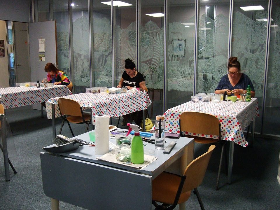 Cursisten die meedoen met de workshop dotpainting in de grote workshopruimte bij Broedplaats Bogota.
