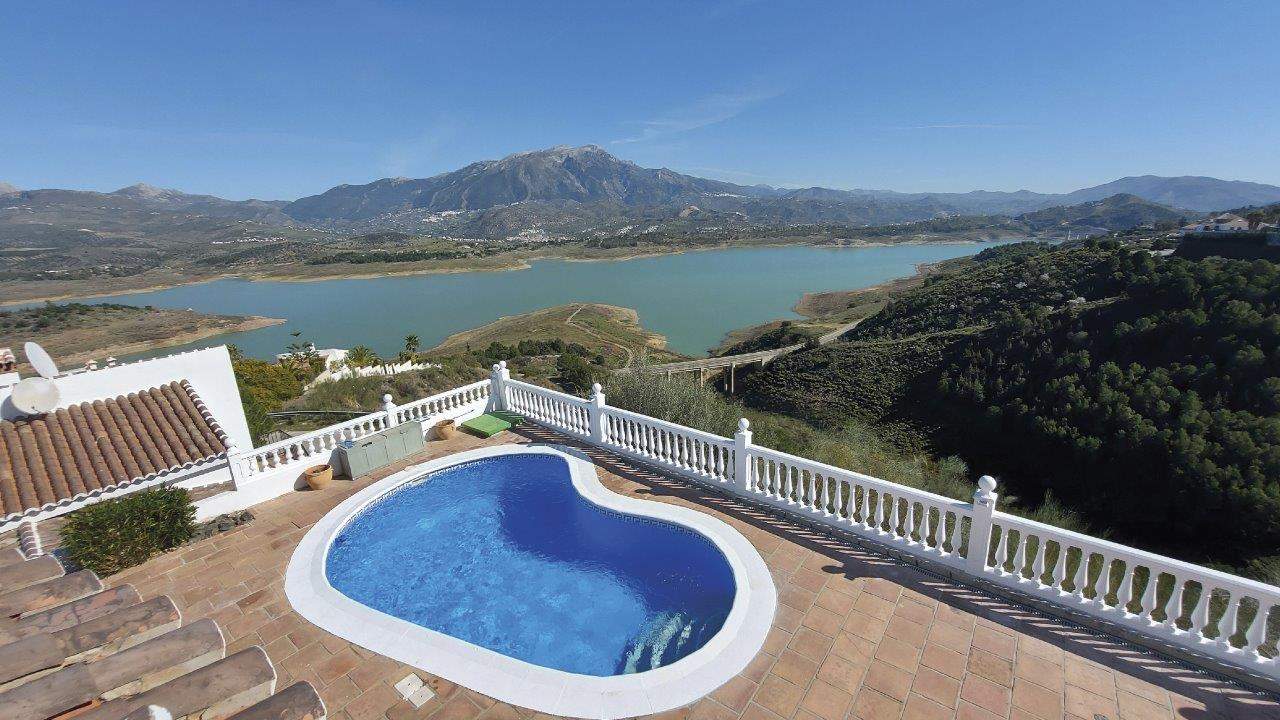 Privézwembad met uitzicht op de Sierra Tejeda en het meer van Viñuela