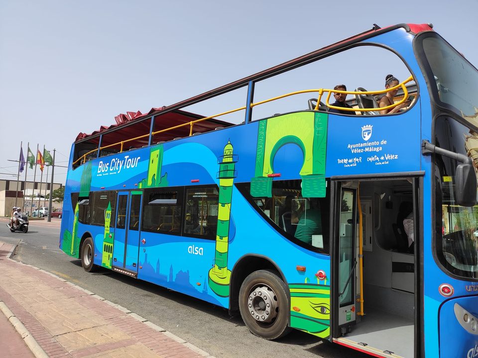 Nieuwe Toeristenbus in Vélez-Málaga Biedt Voordelige Verkenning van Lokale Schatten