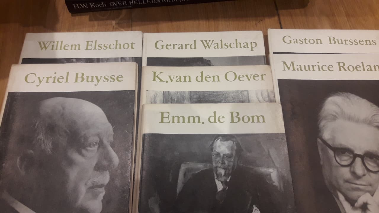 7 boekjes over bekende  Vlaamse schrijvers oa Elschot , Walschap en andere ...