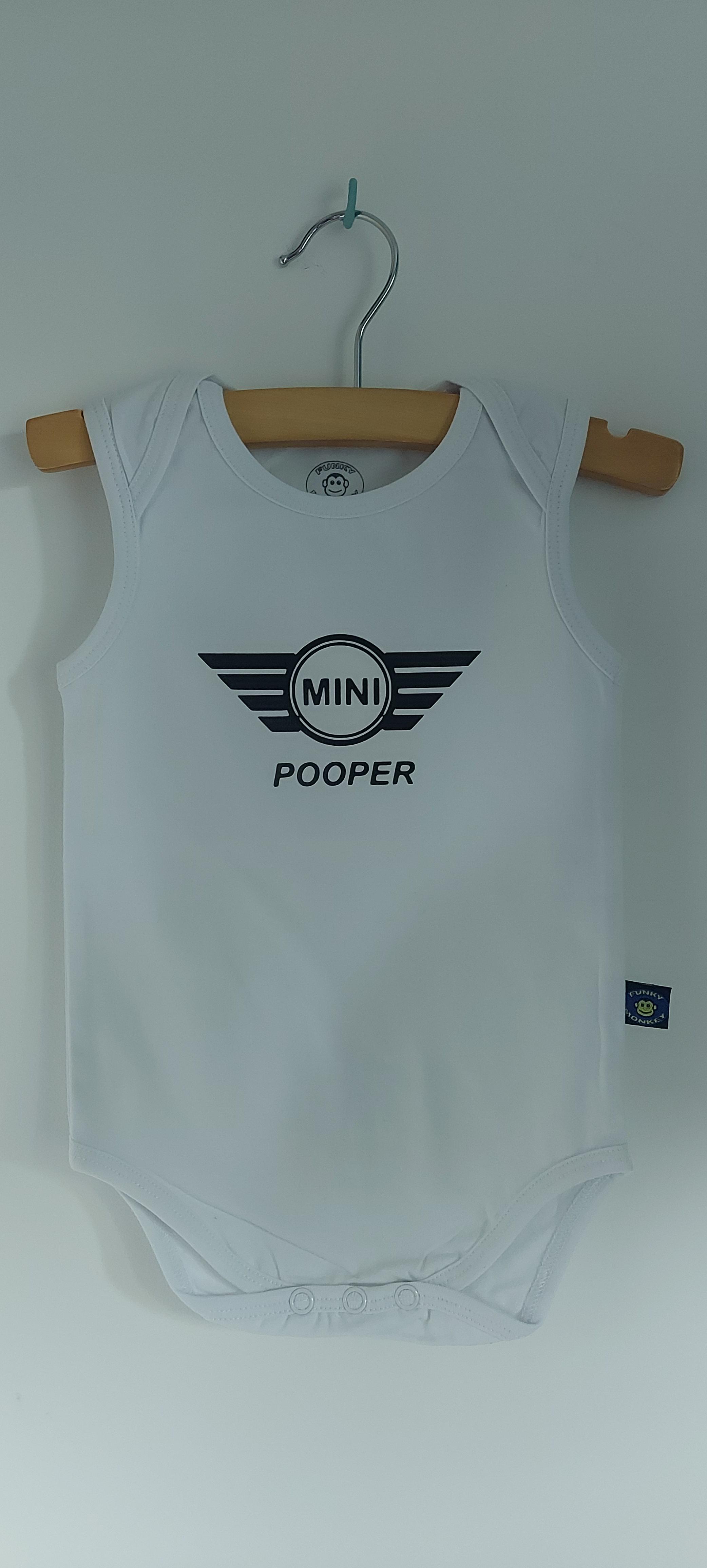 Romper "Mini Pooper" wit. Maat 68/74.