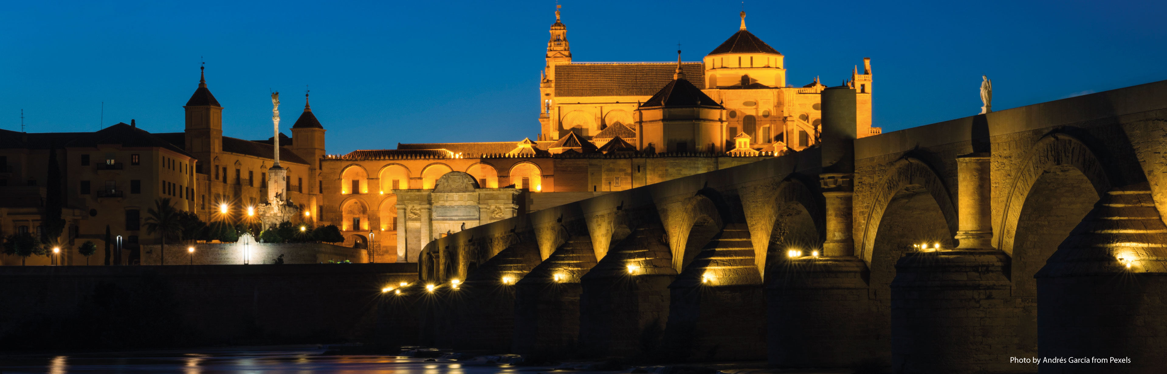 Romeinse brug in het centrum van Córdoba over de Guadalquivir rivier, op 2 uur rijden