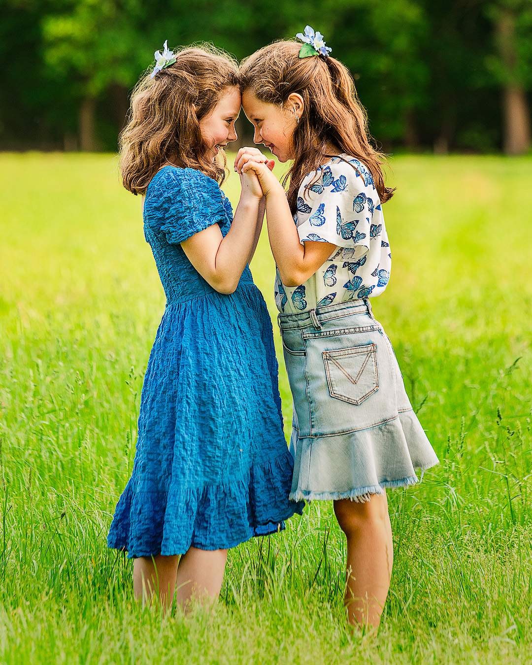 Geposeerde foto van twee negenjarige beste vriendinnen. Genomen in het Turnhouts Vennengebied.