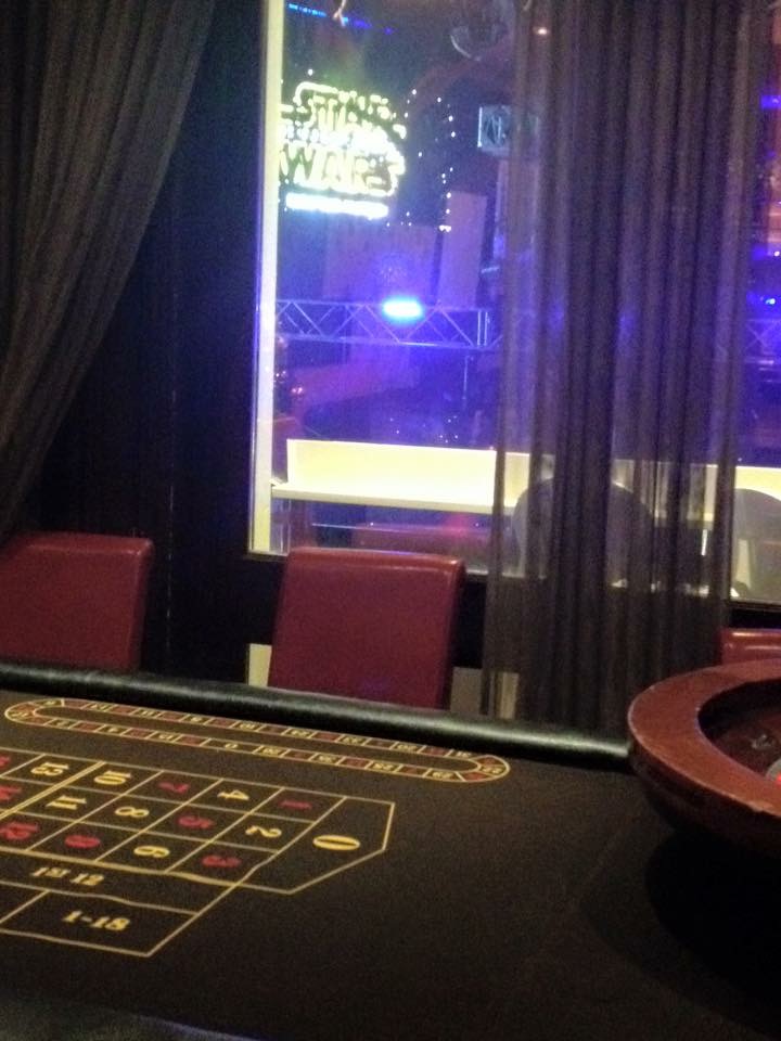 Gallery Fun mobile casino table hire for events & weddings