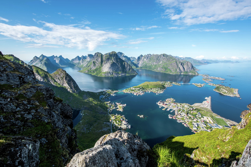 Utsikt fra Reinebringen Lofoten Tomasz FurmanekVisitnorwaycom