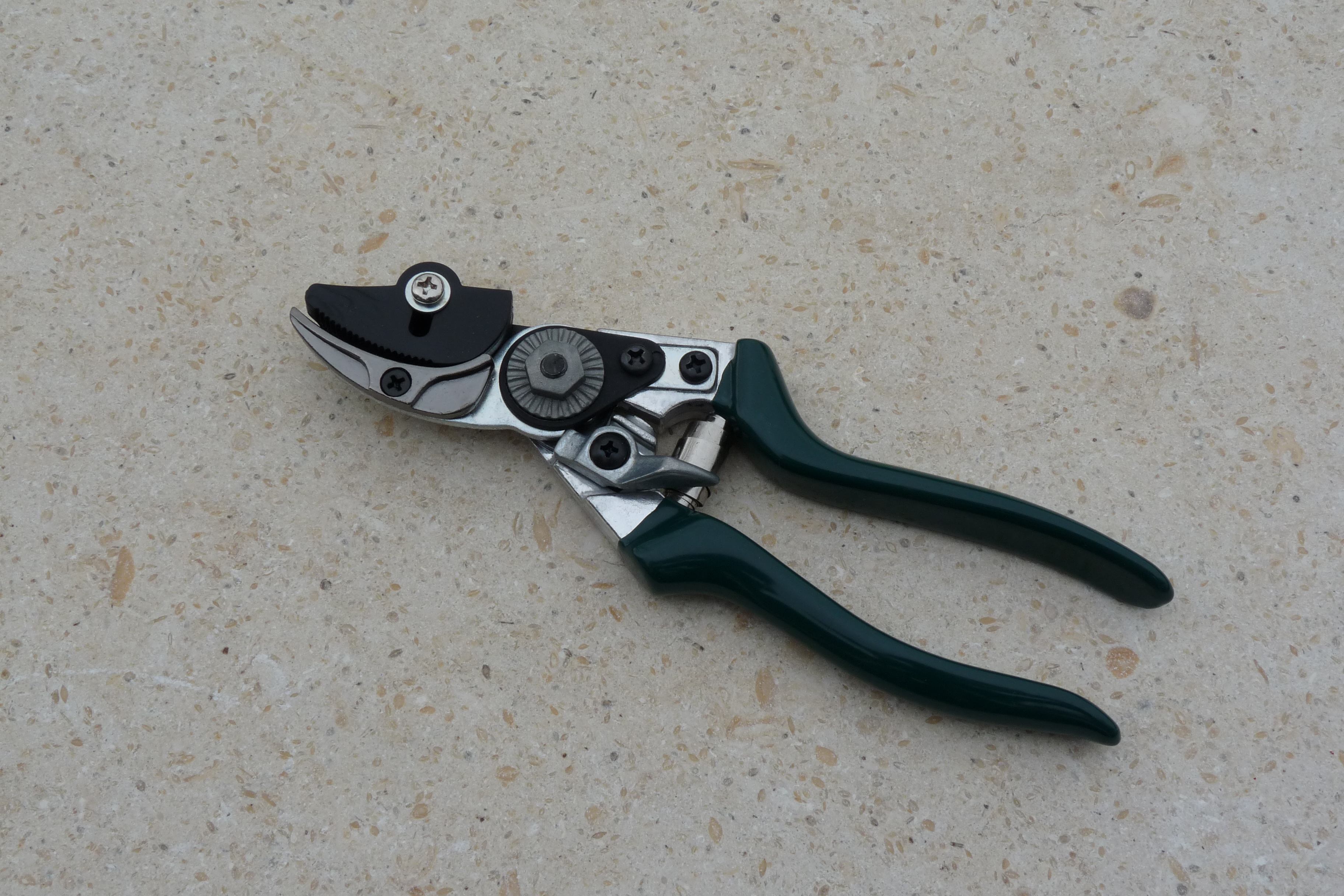 Cut and Hold Pruner