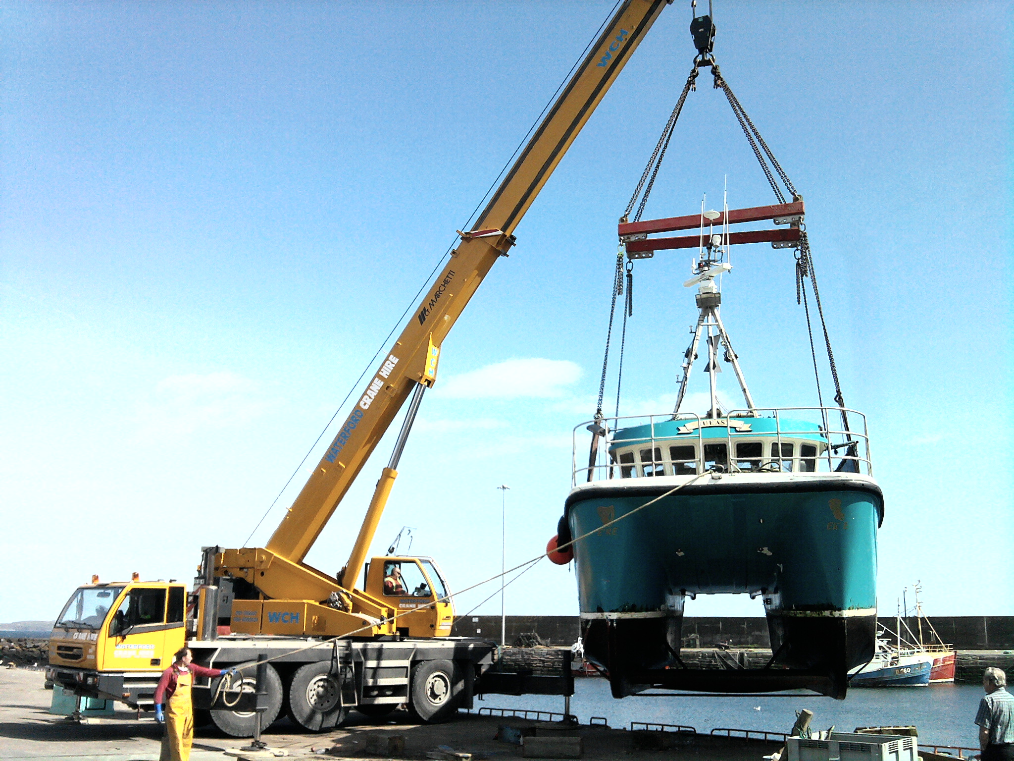 Lifting a 20t catamaran from the water with use of heavy lifting beams in Dunmore East, Co.Waterford