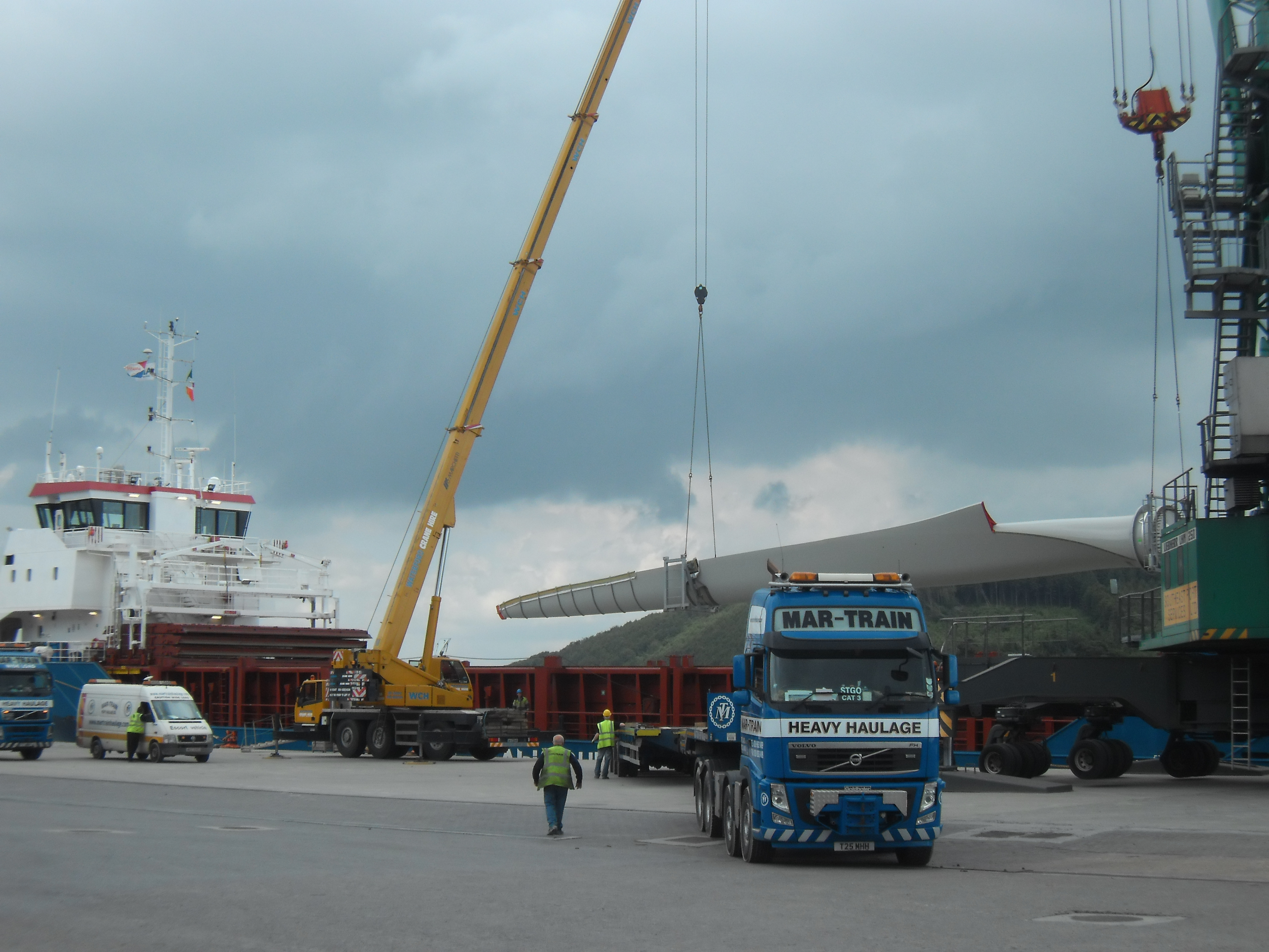Discharging wind turbine blades from a ship at Belview Port