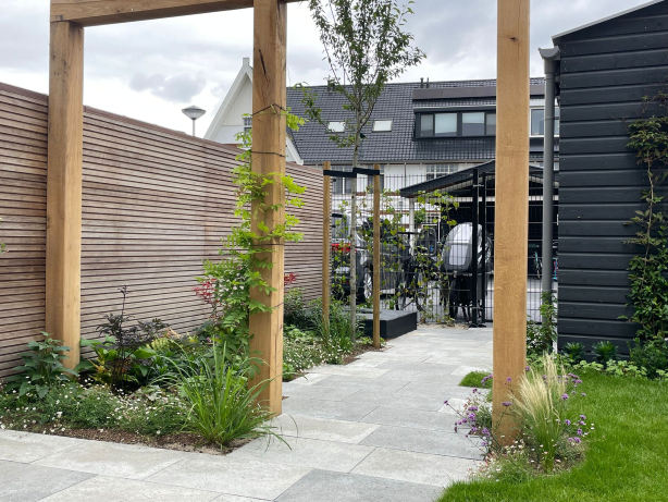 Belangrijke wens: verharding naar de uitgang van de tuin.