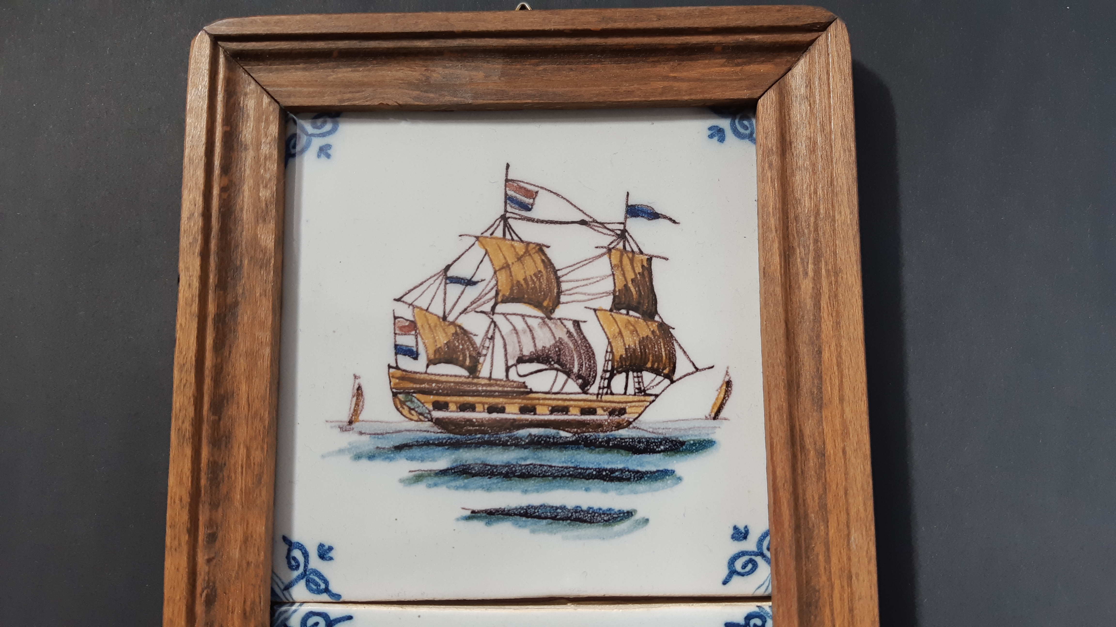 twee tegels aardewerk in houten lijst Delft Holland Handwerk