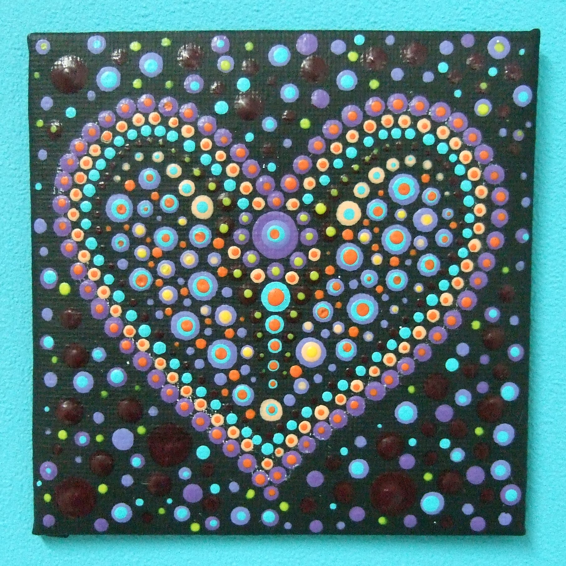 Vierkante dot painting met een gestippeld hartje en een gestippelde achtergrond. De ondergrond is zwart.
