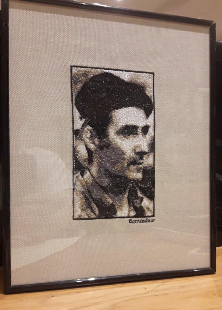 Geborduurde VMO Leider BERT ERIKSSON in kader achter glas / 25 x 31 cm