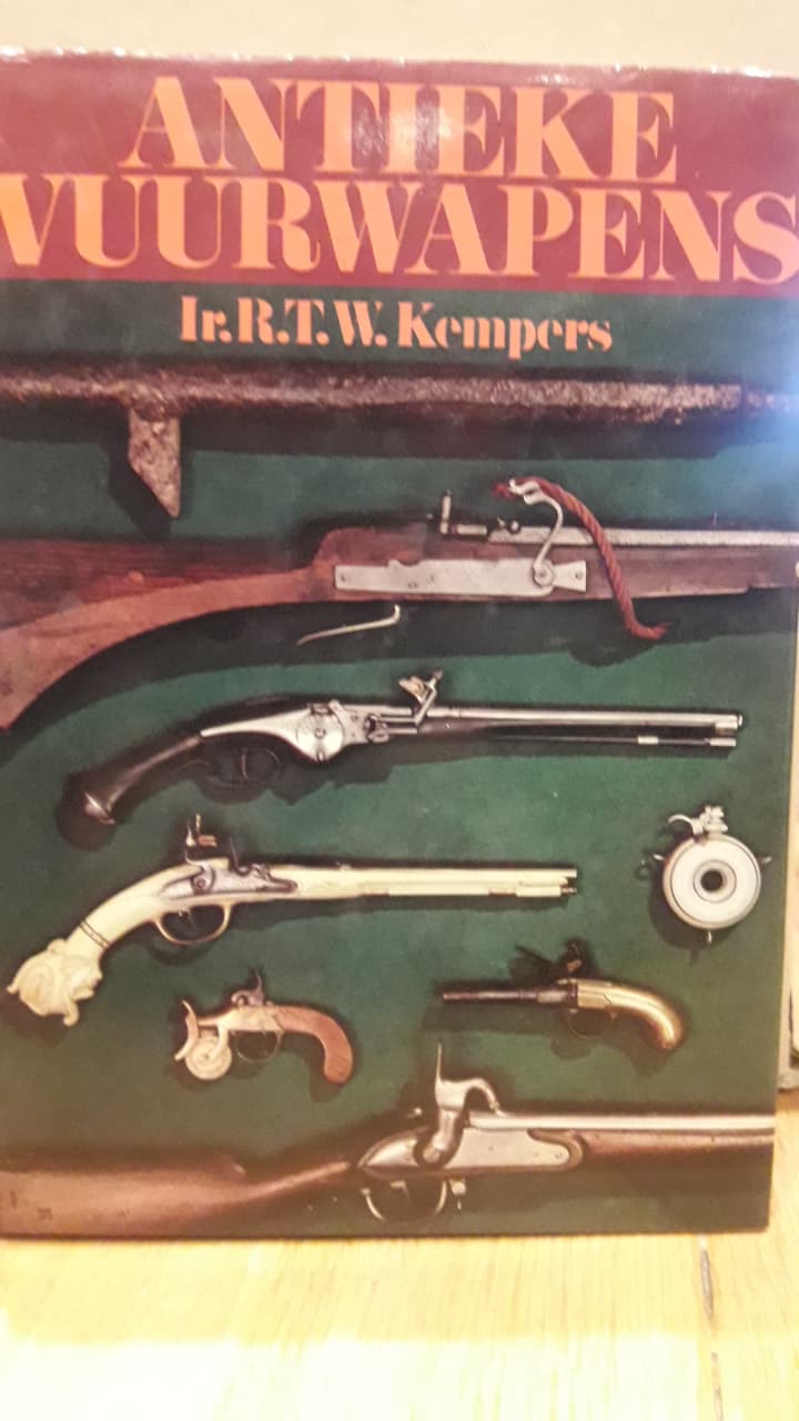 Antieke vuurwapens  / gedetaileerd boek 240 blz