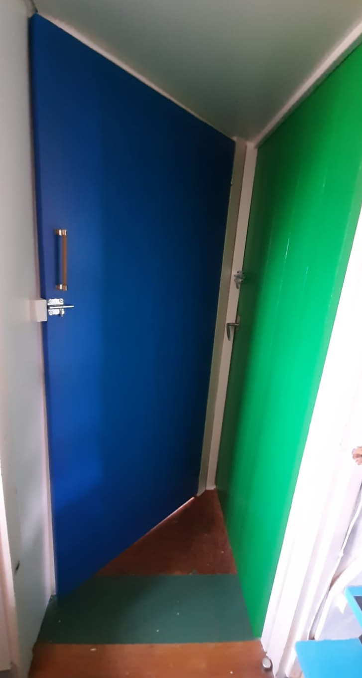 Wij hebben een blauwe en een groen logeerkamer.