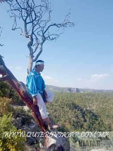 Martin Raramuri en recorrido de una Experiencia Tarahumara del Hotel Mirador en las Barrancas