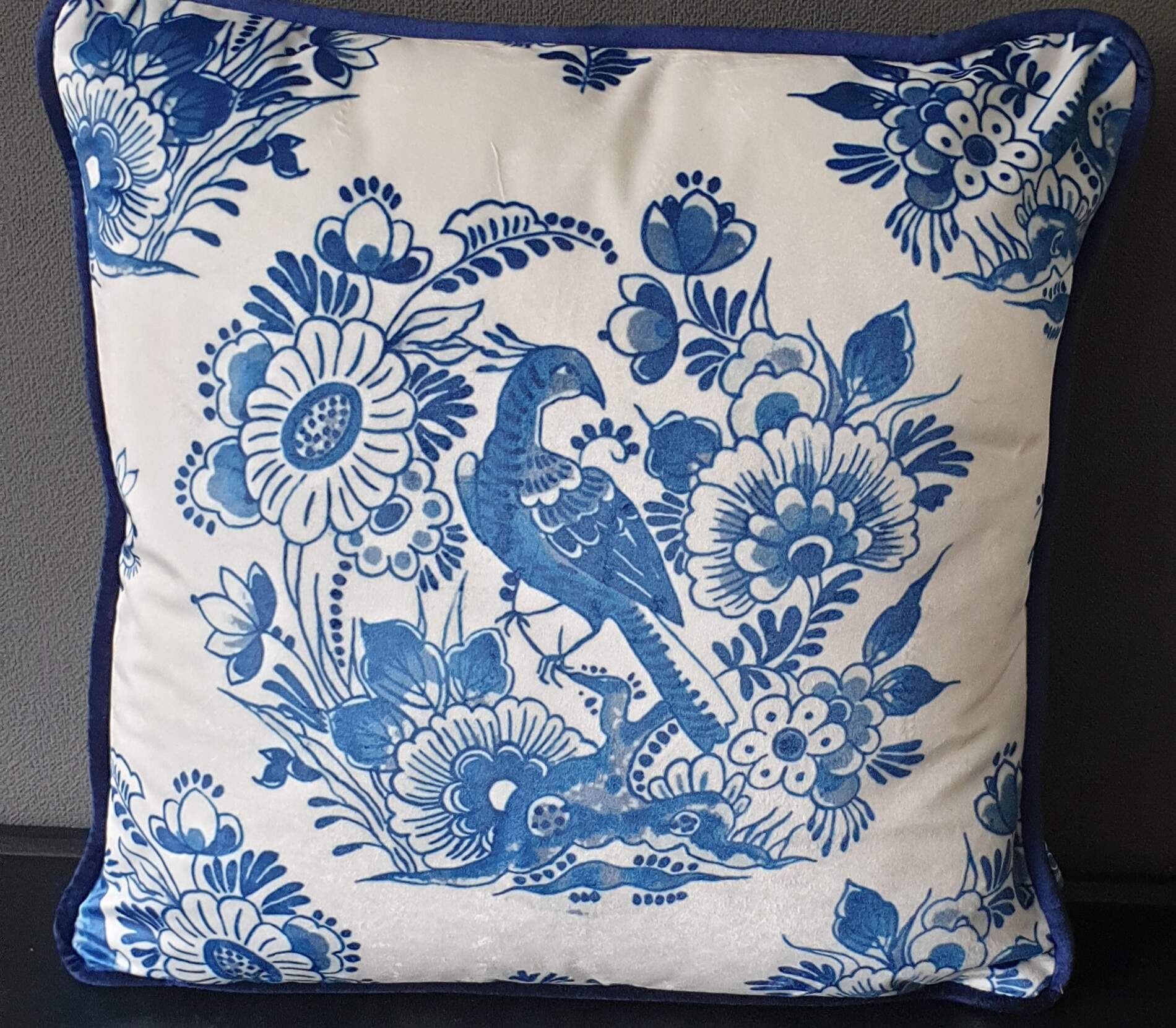COCO maison, blauw, wit velours kussen Dutch met vogelprint