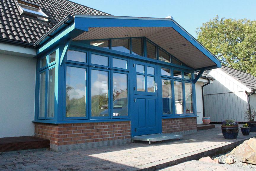 Porch and windbreak on north east side of house colour azure blue Ral no. 5009