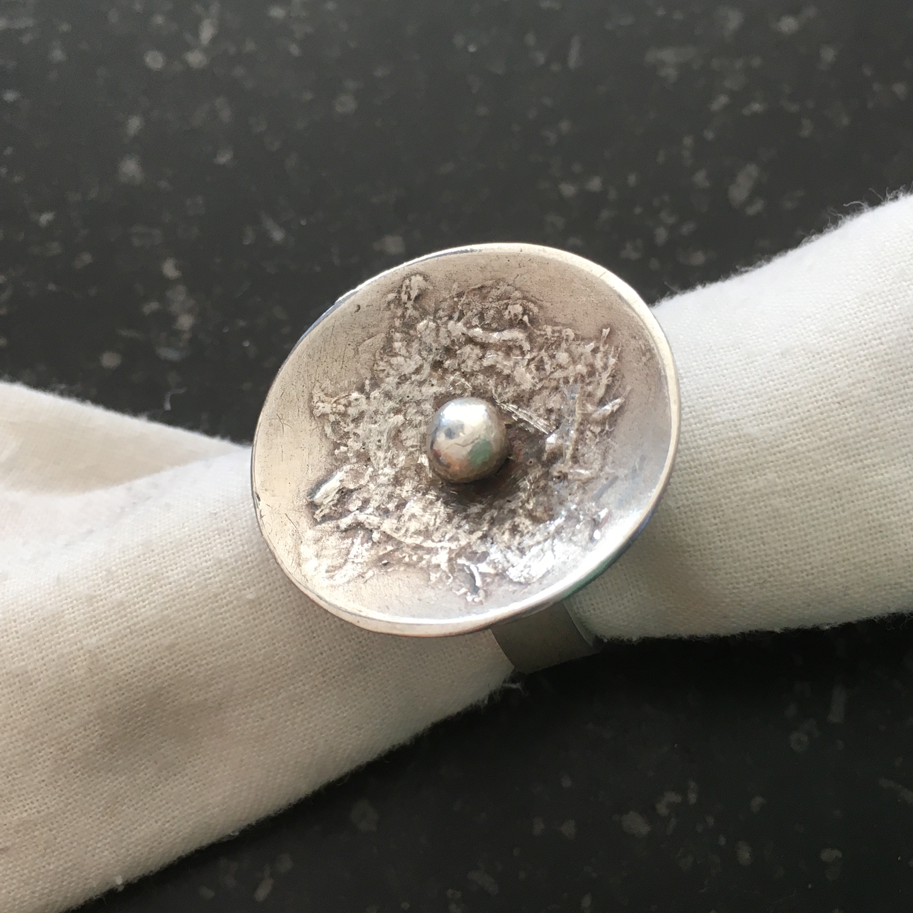 ring met zilveren parel in kom