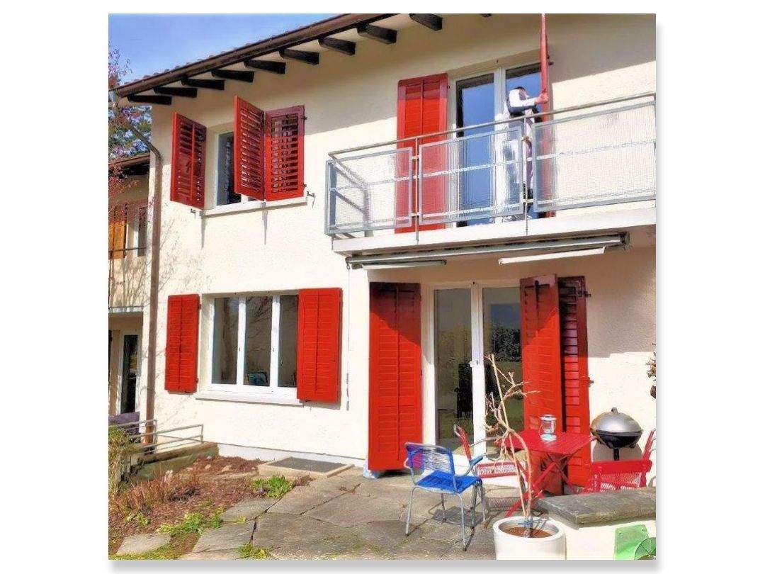 Hausfassade-Fensterläden-Neue-Farbe-Rot