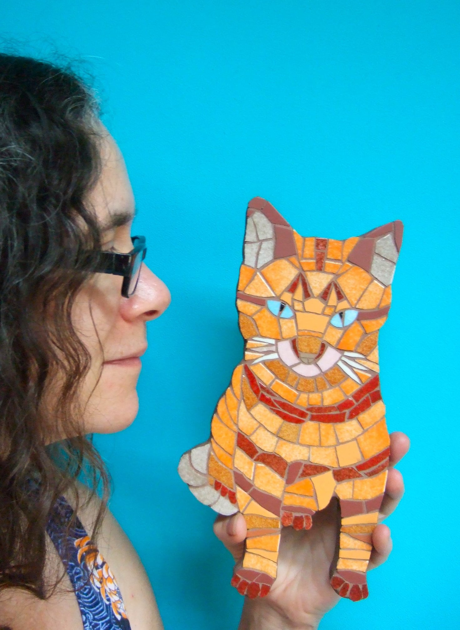 Mozaiekkunstenares Hella Steins maakte dit mozaiek van haar kat Chloe.