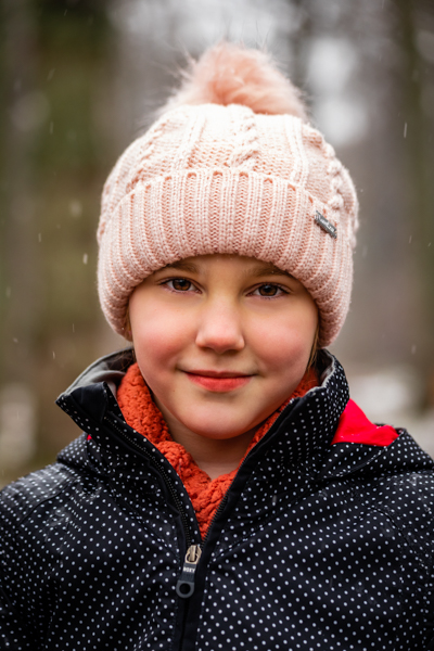 Lory poserend in een besneeuwd bos in Vorselaar