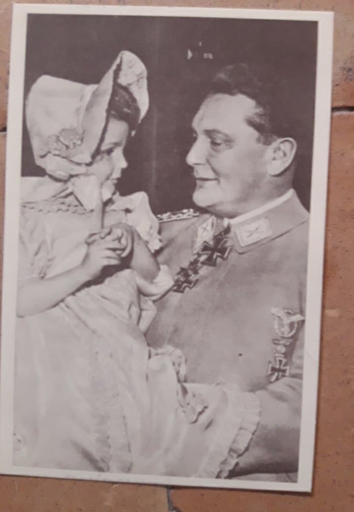 Reproductie Postkaart Hermann Goring met zijn kind Edda.