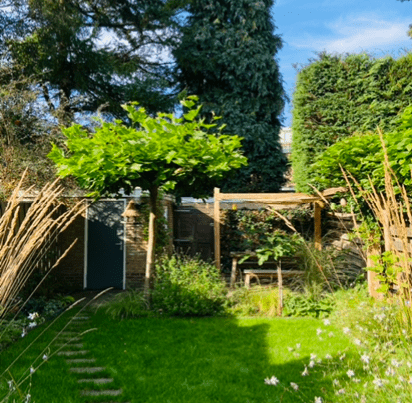 De stenen uit het pad dienen nu als stapstenen. De tuin voelt en oogt hierdoor ruimtelijker.