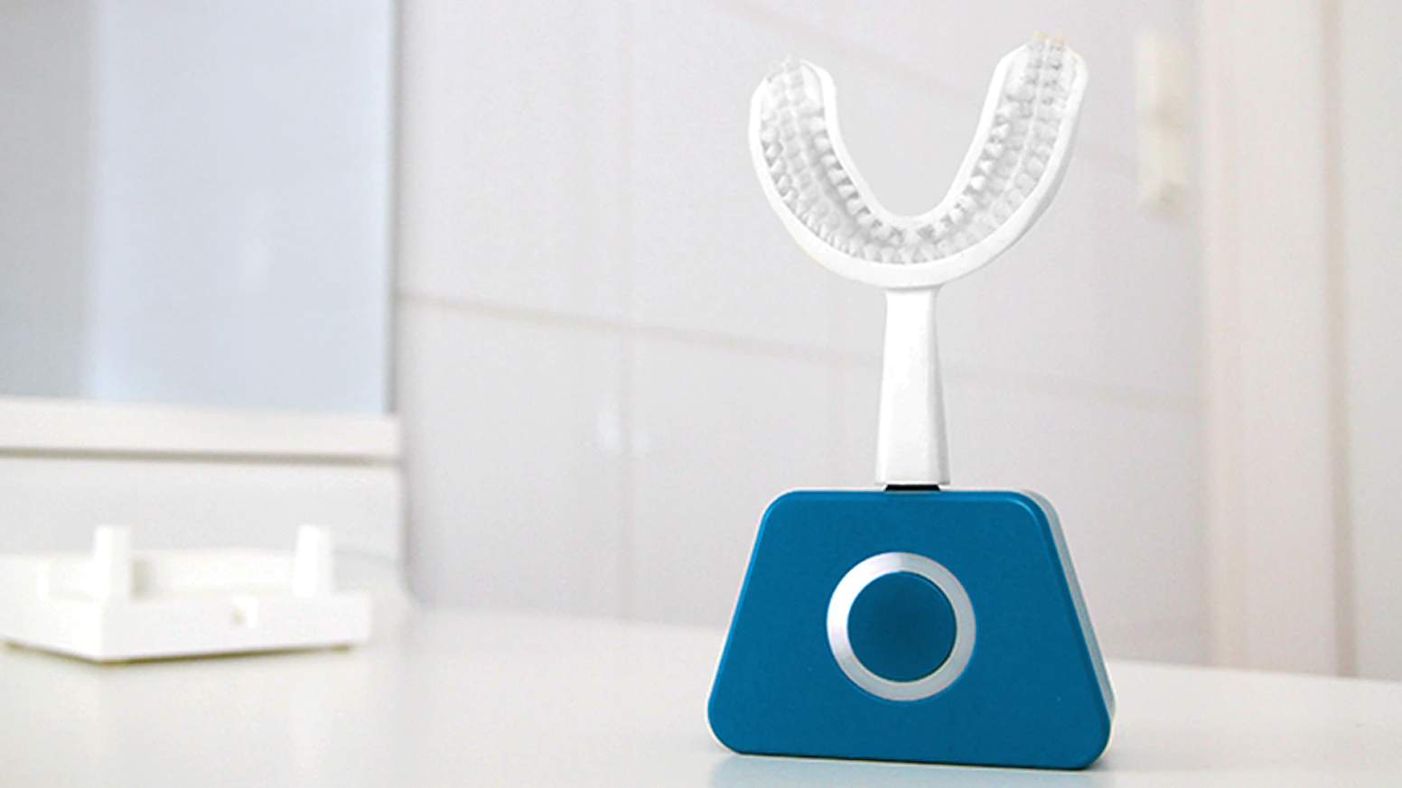 This Mouthguard-shaped Device Cleans Your Teeth In Just 10 Seconds Using 35k Bristles