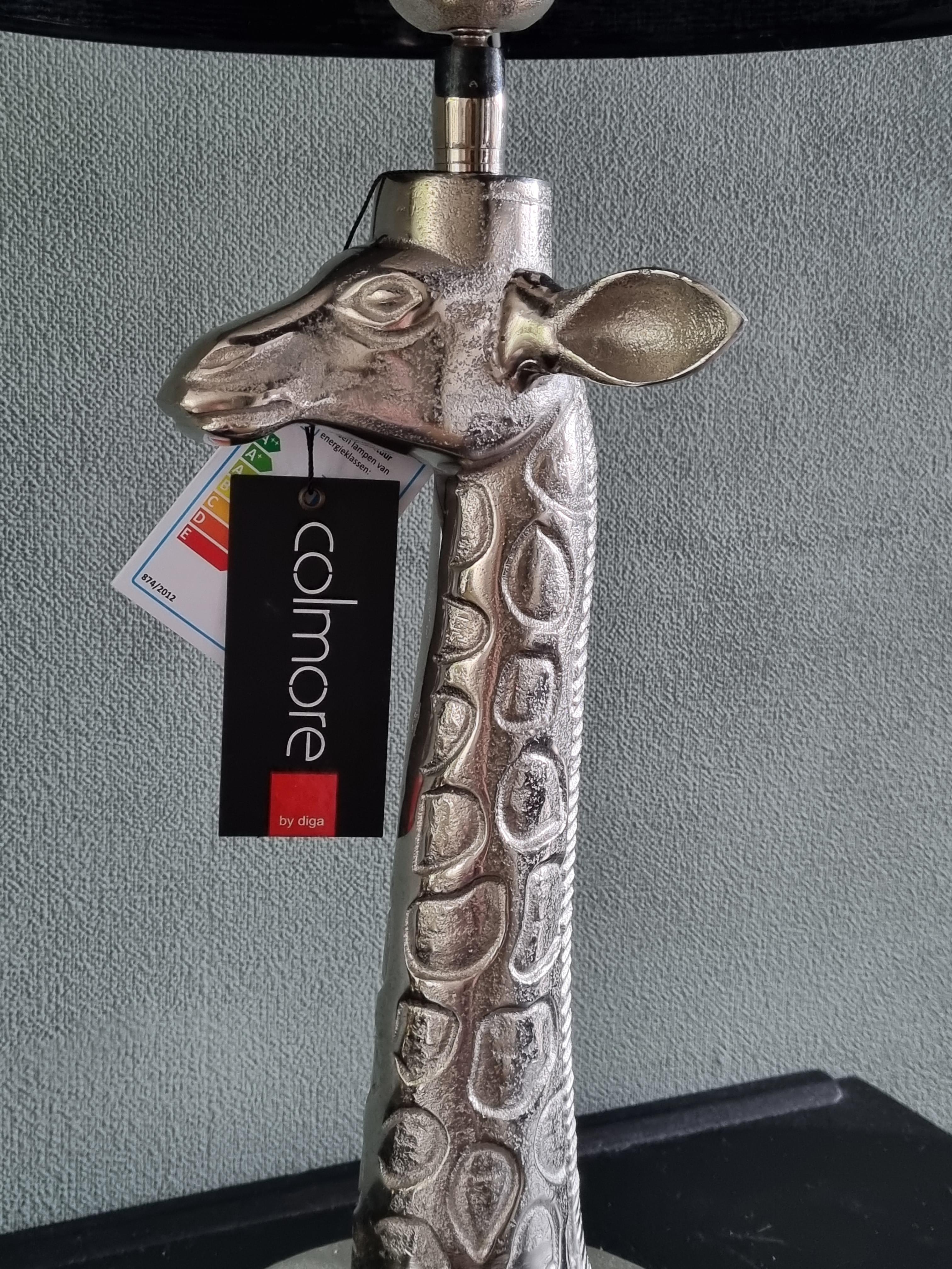 COLMORE, raw-metal zilverkleurige giraffe tafellamp met zwarte kap