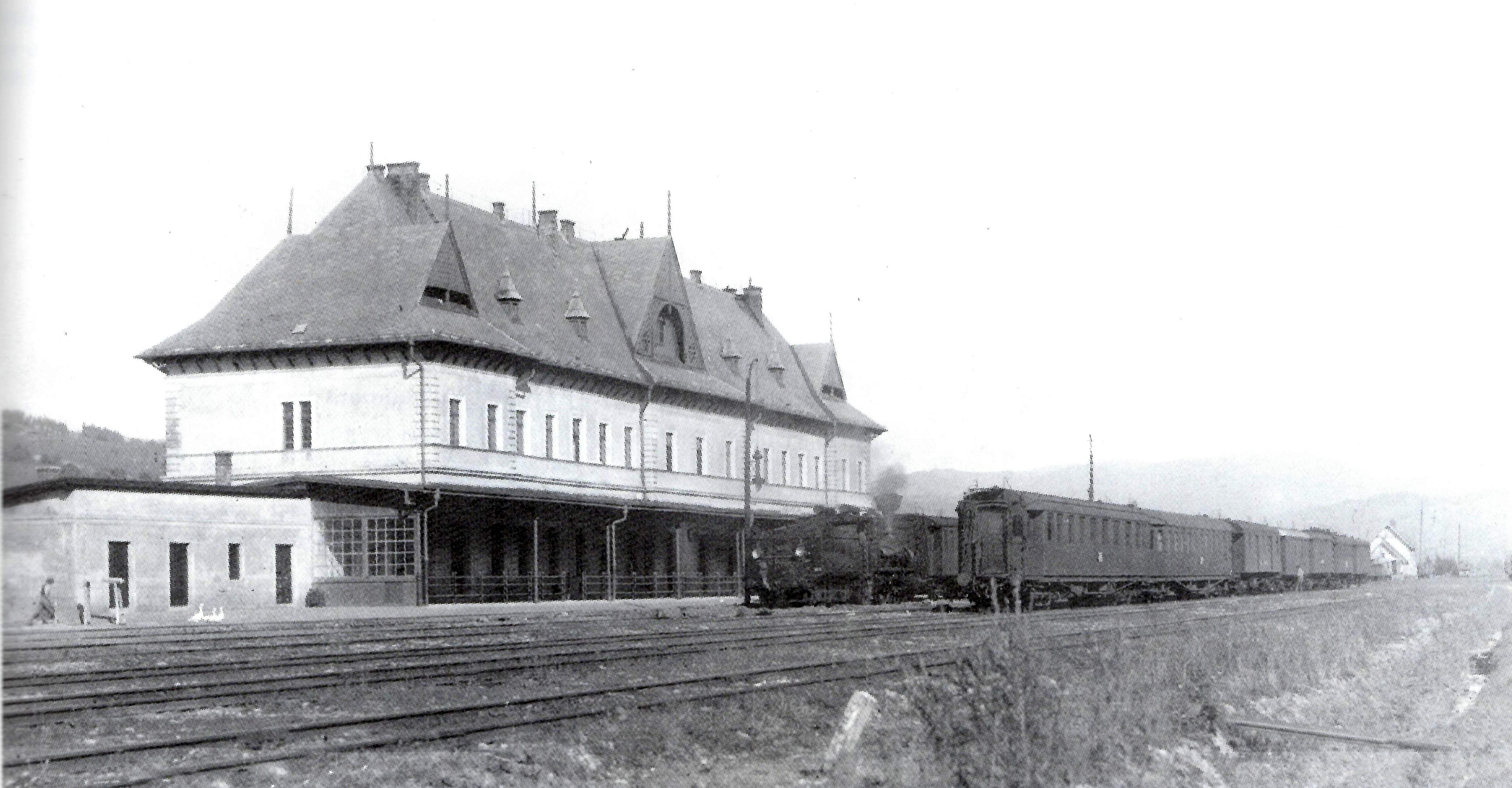 Ansichtkaart uit jaren twintig: de sneltrein uit Praag is binnengelopen. Dit station werd in 1944 verwoest.