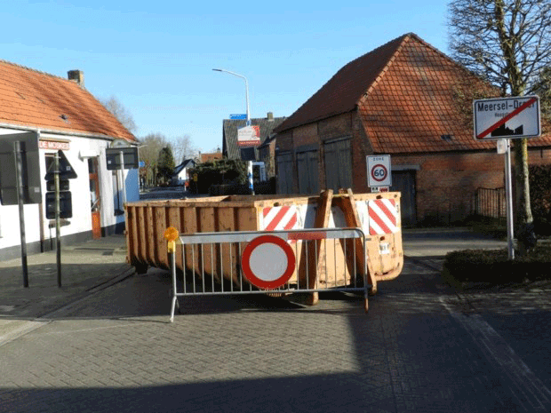 3-Cordon-wordt-werkelijkheid-Vlaamse-sluipwegen-afgesloten-met-containers-dranghekken-en-barricades-in-Nieuwsbladbe-22-03-2020-Photo-MPHpng