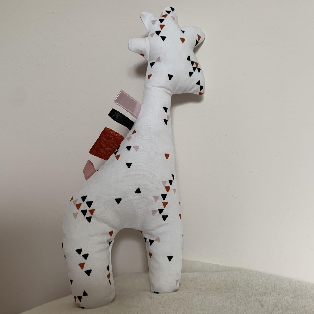 Knuffel Giraffe wit/driehoekjes