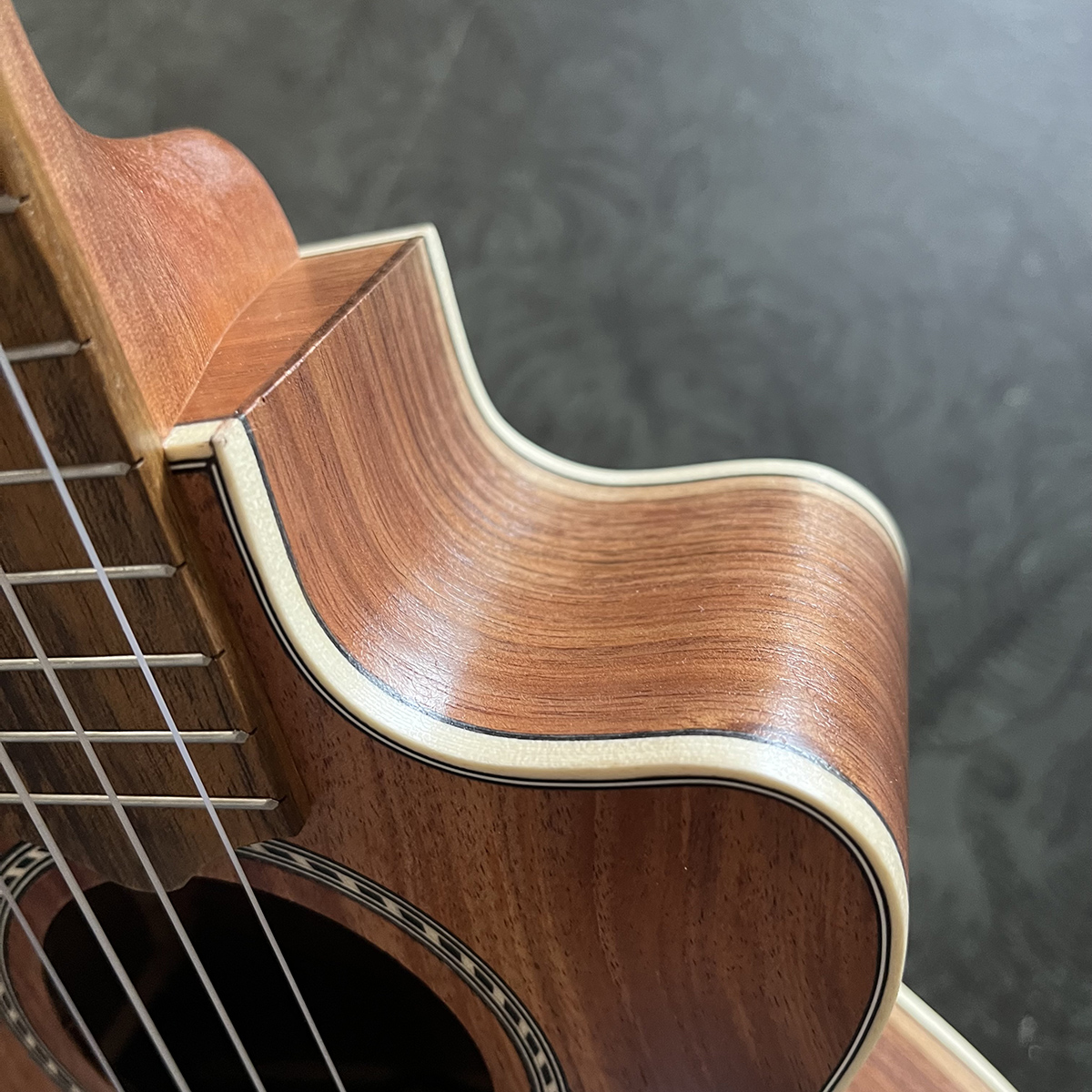 APC tenor ukulele met pickup