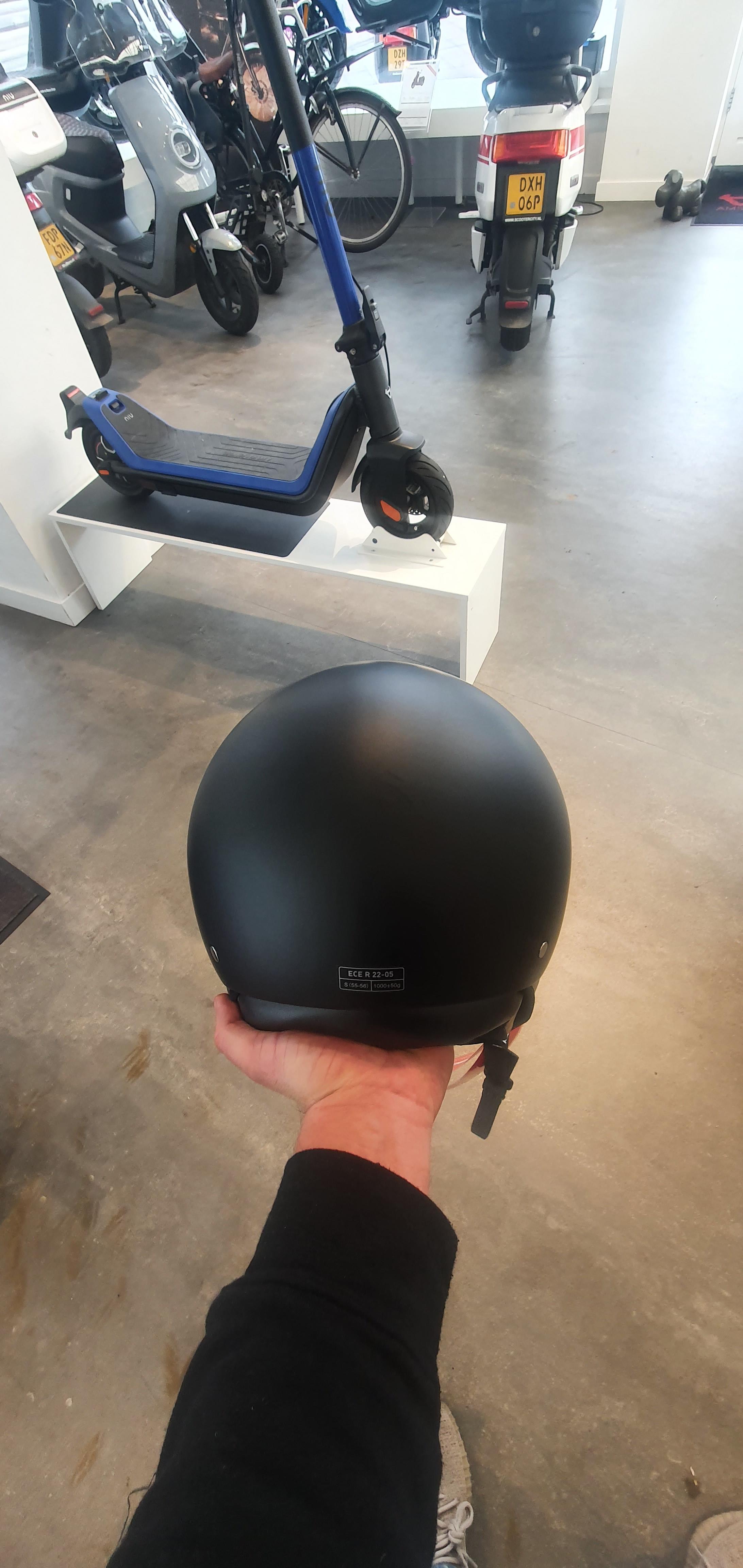 Beon helm zwart