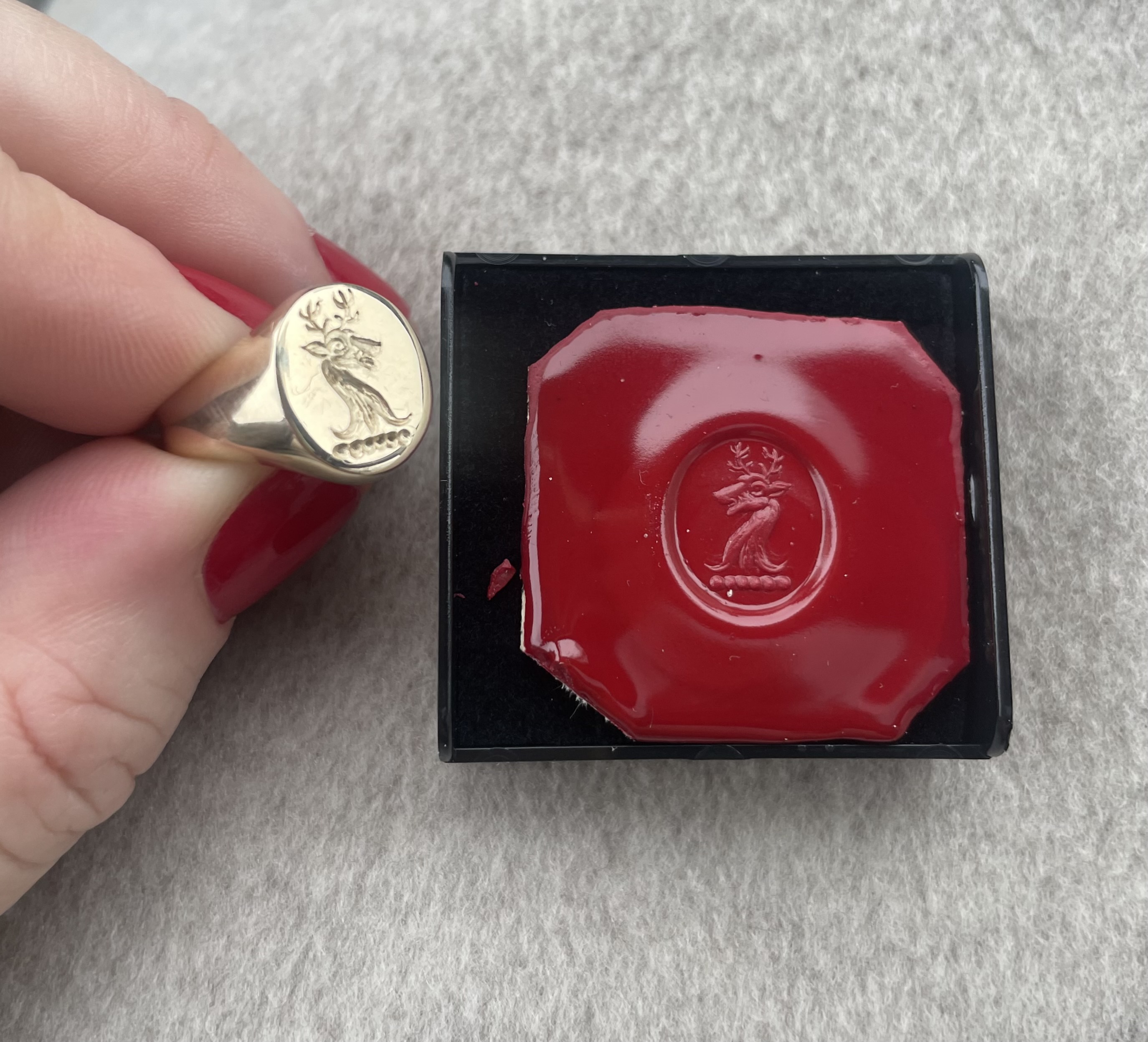 mans signet ring, ladies signet ring, seal ring fine gold, seal ring fine silver, coat of arms ring, family crest ring, wax stamp ring, surname ring, signature ring