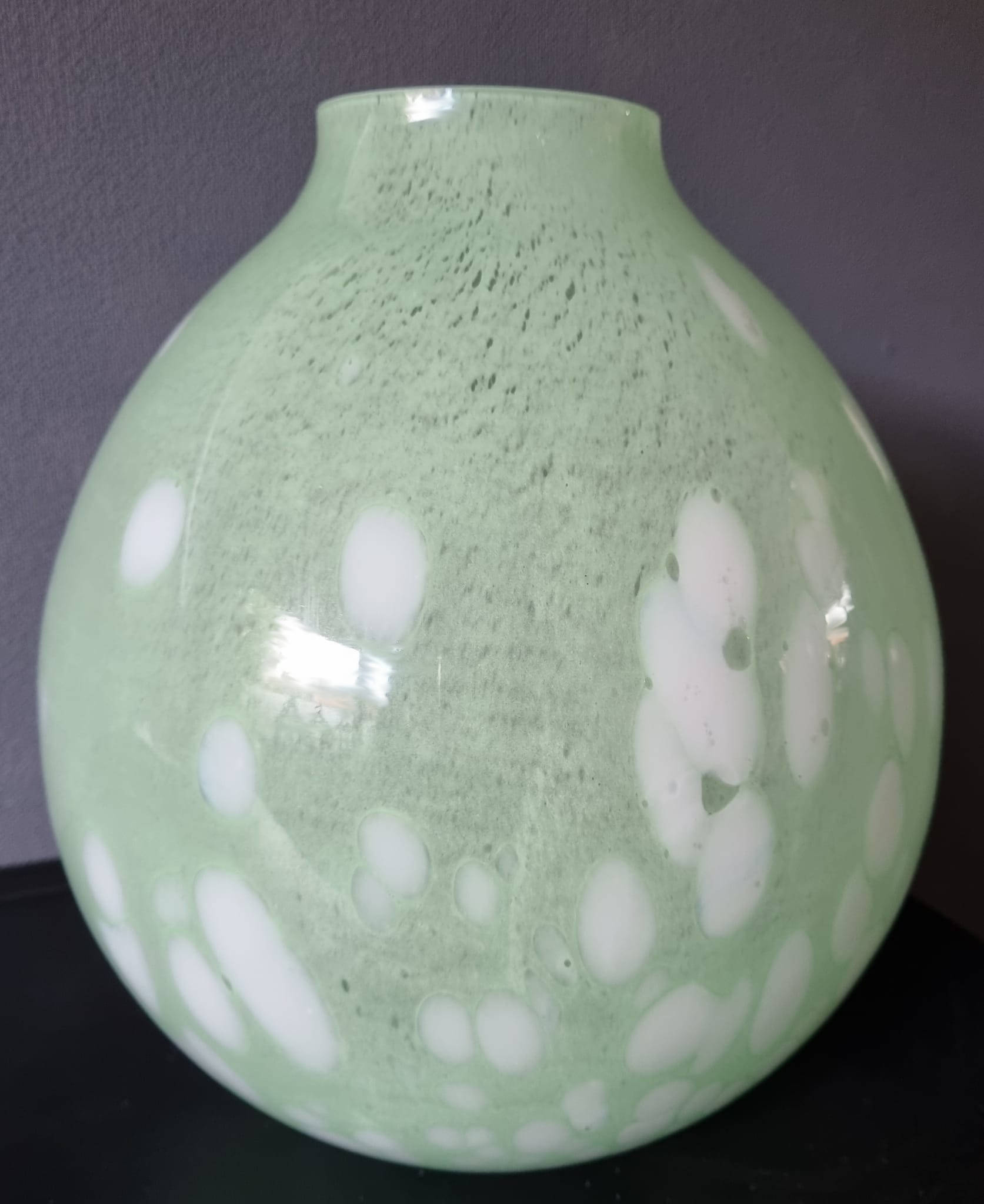 COLMORE, glazen vaas, lime-green/white dots, 25x25x27 cm