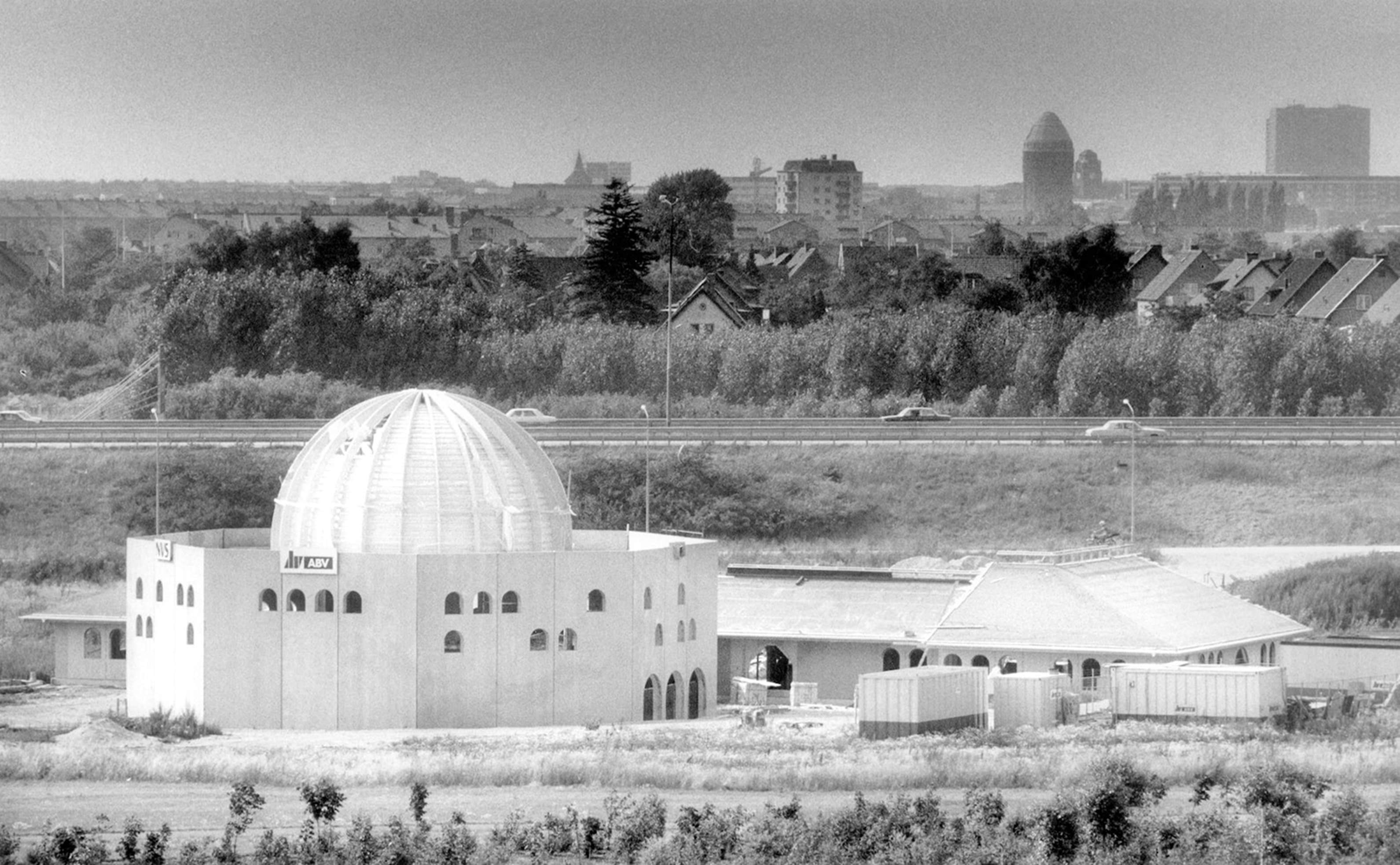 Moskén under byggnaden 1983. Fotograf: Richard Conricus.