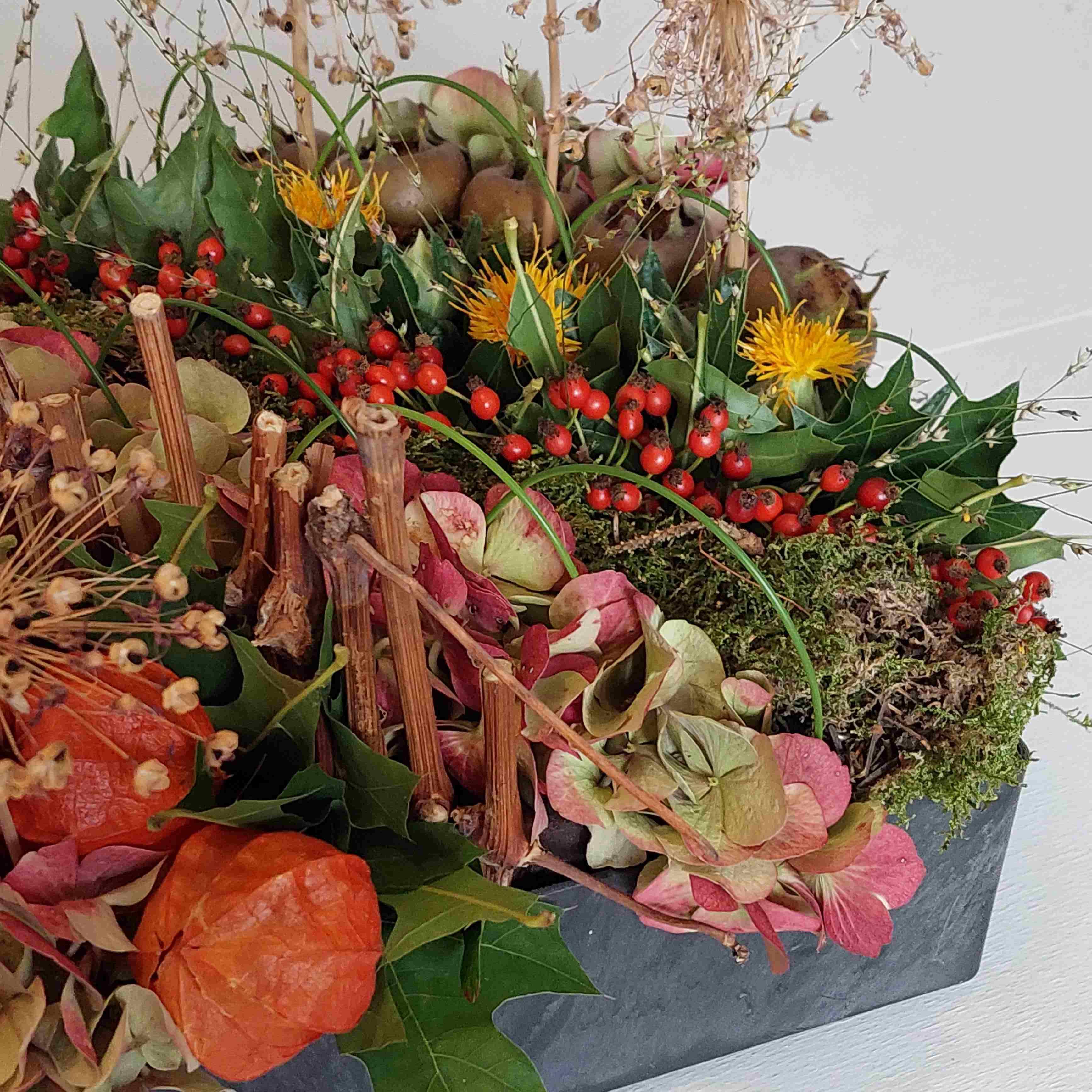 Instructievideo bloemschikken vierkante schaal in Herfstsferen het Natuur Atelier Westland