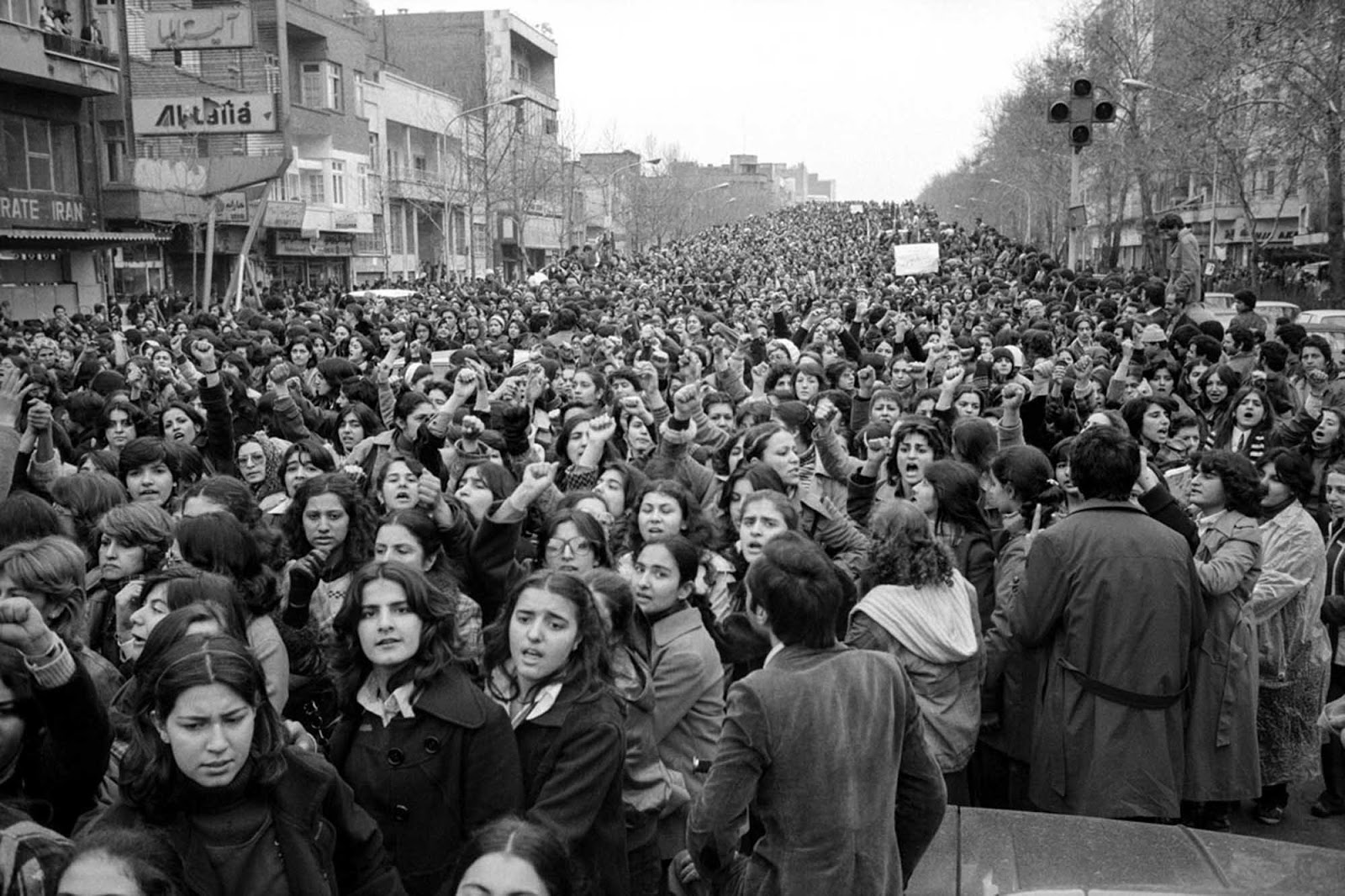Iranian women protest hijab in 1979 b