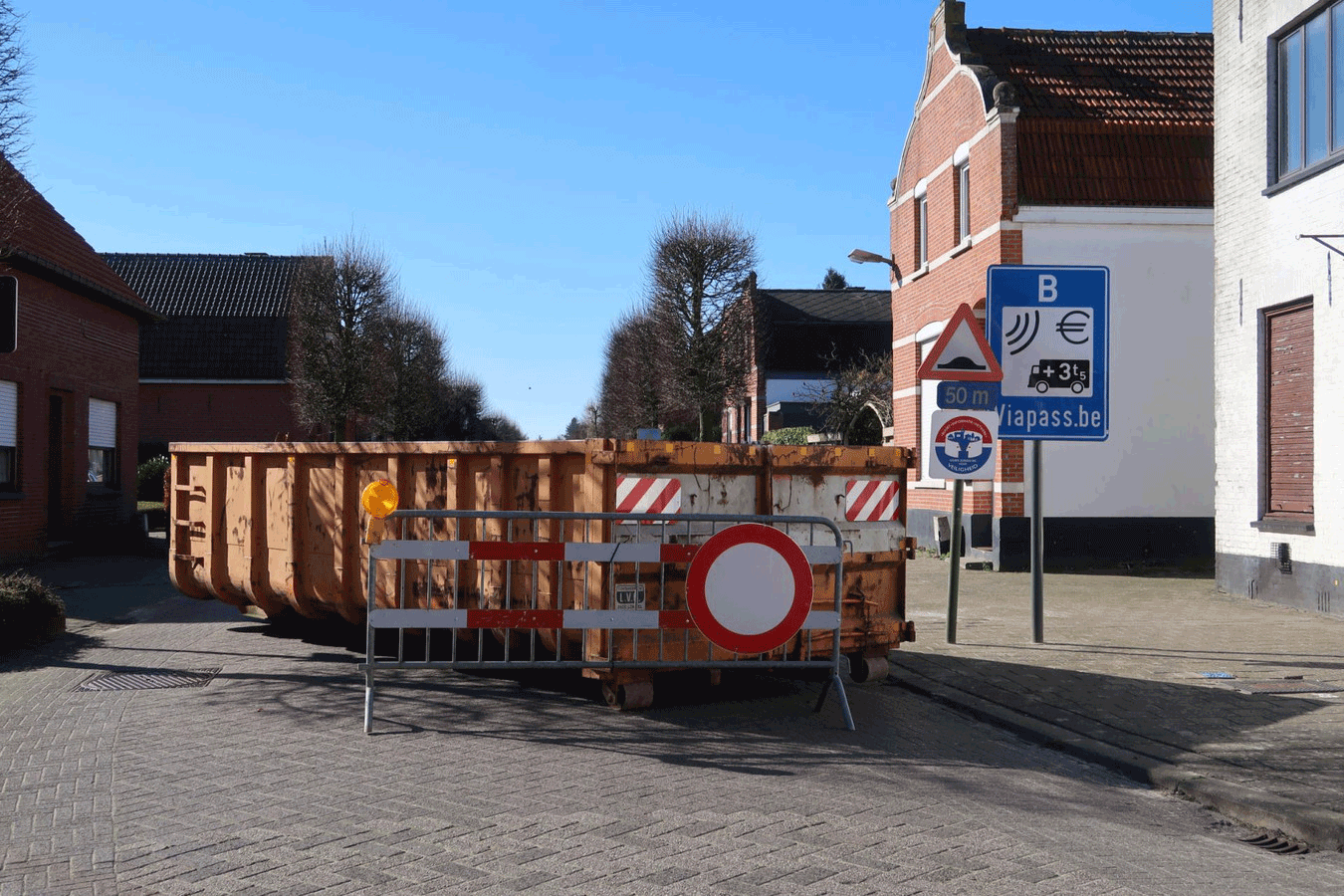 13-MaRicMedia-Jeroen-Stuve-Containers-op-de-grensovergang-Nederlanders-komen-Belgie-niet-meer-in-via-sluiproutes-in-BNdestemnl-21-03-2020png