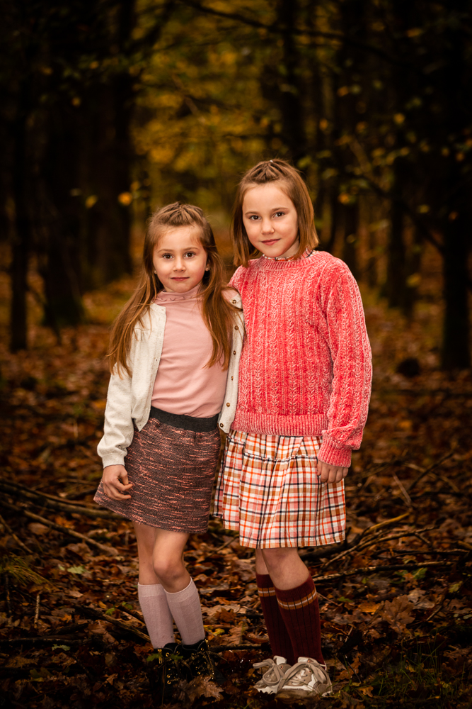 Zussen Lory en Nynah poserend in het bos van het Prinsenpark.